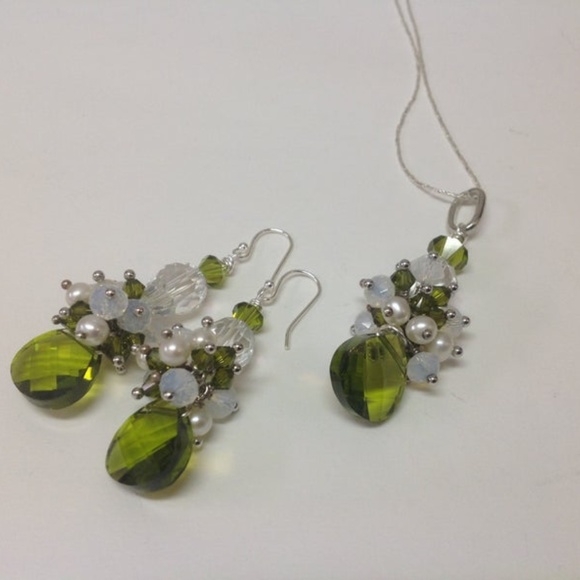 Swarovski Crystals Pearls Necklace and Earrings - Picture 3 of 5